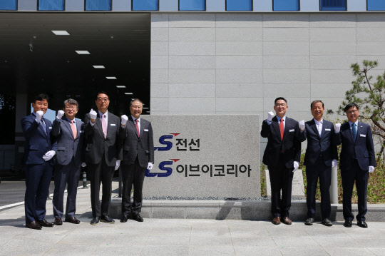 9일 경기 군포시 당정동 LS지식산업센터에서 열린 'LS EV코리아 공장 준공식'에서 구자은(왼쪽 네번째) LS그룹 회장을 비롯한 주요 내빈들이 파이팅을 외치고 있다. LS그룹 제공